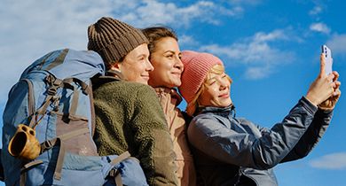 tre venninner som tar en selfie på fjelltur