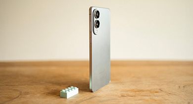 samsung galaxy s25 edge i fargen titanium silver ved siden av en legokloss