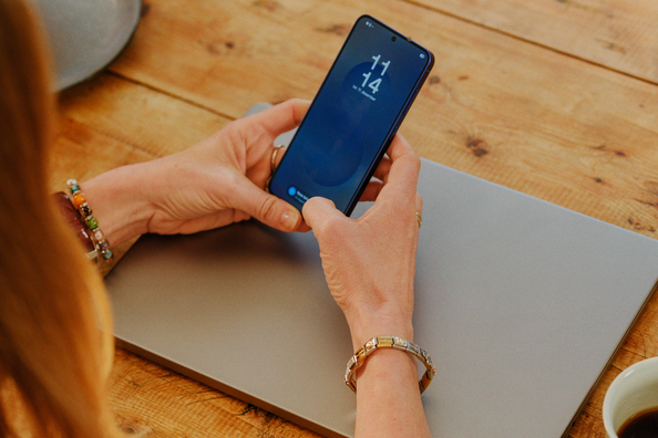 bilde av mobiltelefon og datamaskin