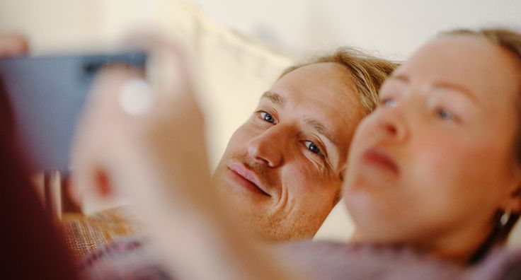 Gutt og jente som ser på en mobil