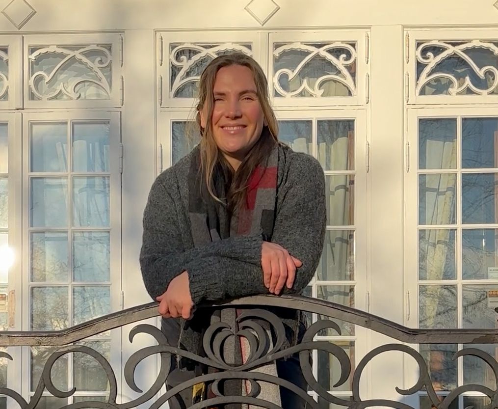 Kvinne som lener seg over et rekkverk