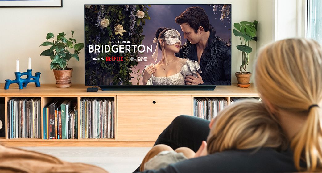 Bilde av noen som har husket å aktivere Netflix og som nå ser TV.