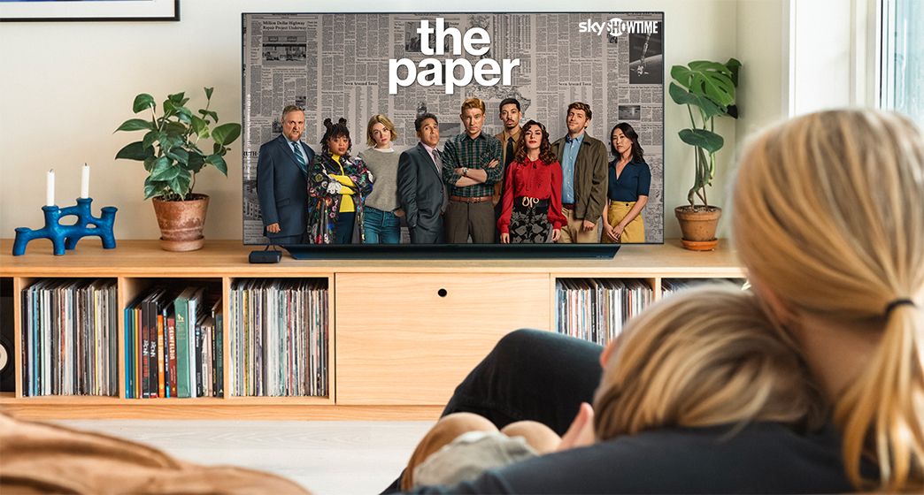 En familie som har husket å aktivere SkyShowtime, så de se rpå SkyShowtime. 