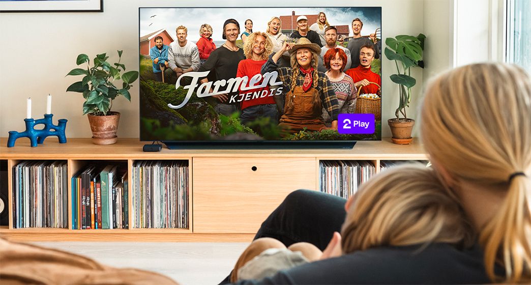 Bilde av noen som har husket å aktivere TV 2 Play og som nå ser TV.