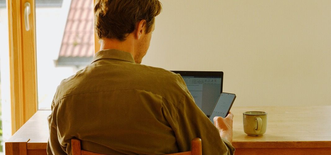 Mann som aktiverer Bredbånd Start enkelt fra mobiltelefonen