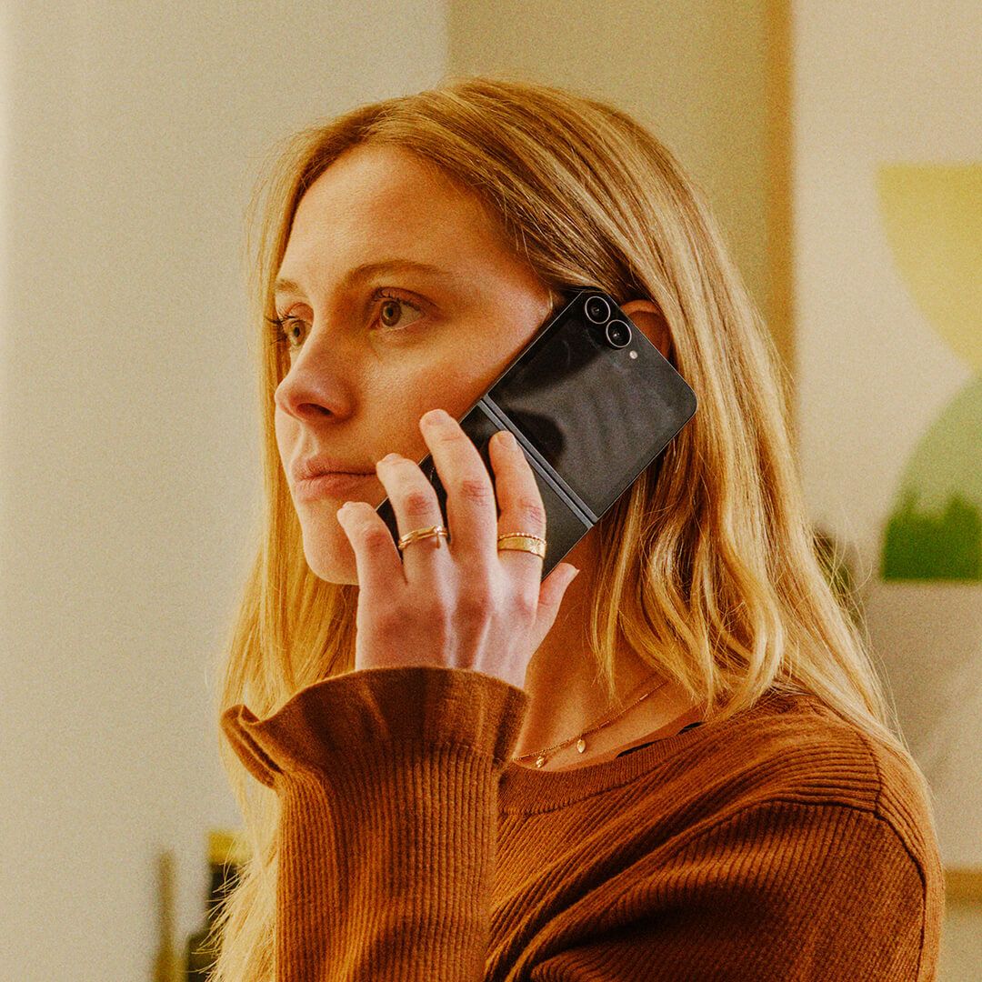 Kvinne som snakker i telefonen