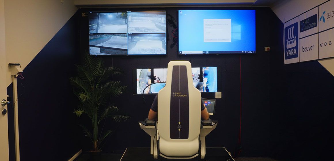 Person styrer robotikk fra kontrollsenter, mulig jobb for gamere