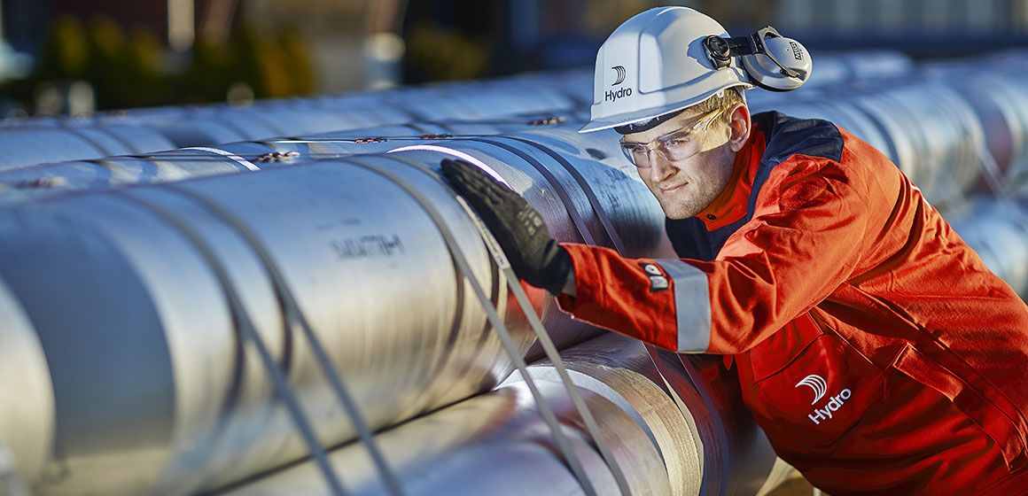 Arbeider i Hydro-uniform inspiserer rørinstallasjoner