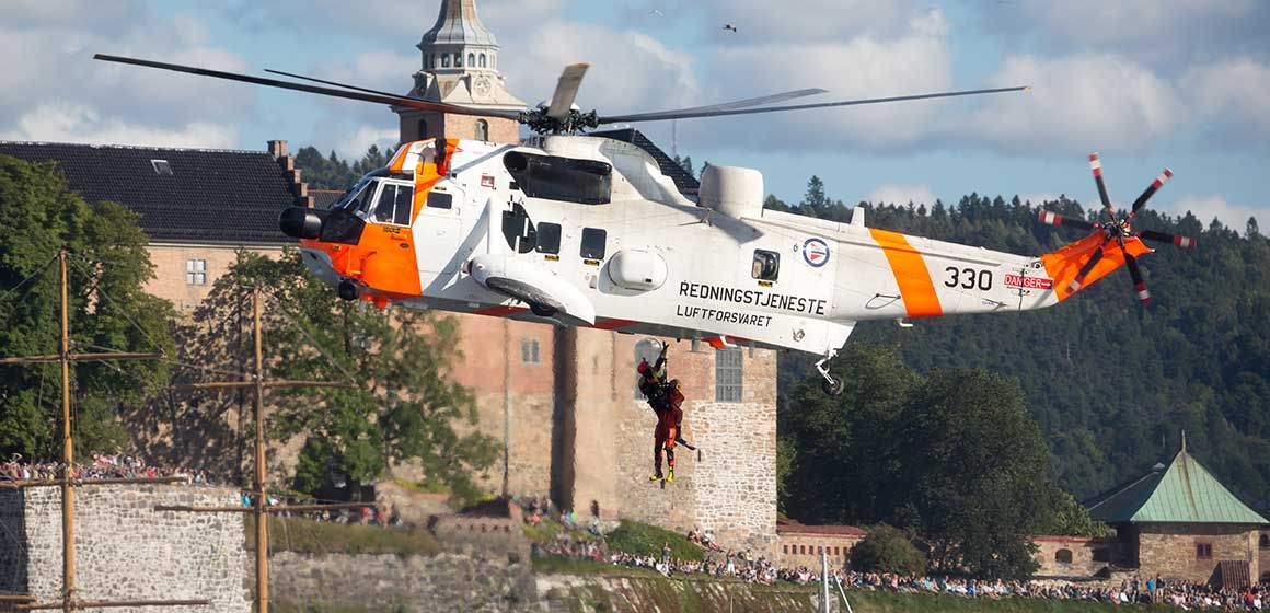 Redningstjeneste-helikopter utfører redningsaksjon ved Akershus festning