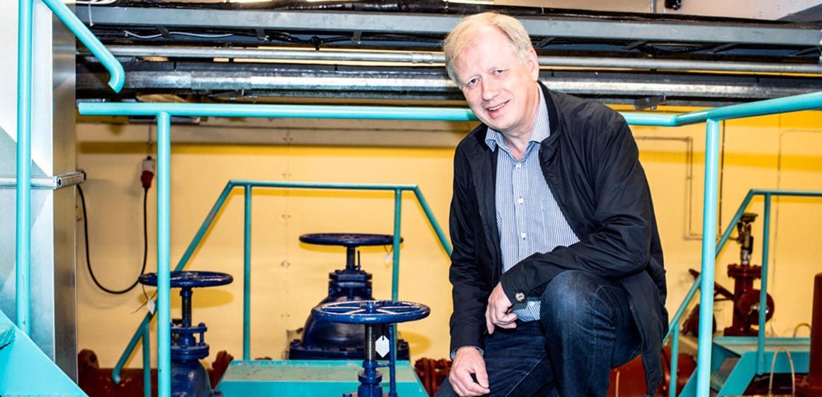 Dagfinn Sten, daglig leder hos IPJ, på Jakobsli pumpestasjon utenfor Trondheim.
