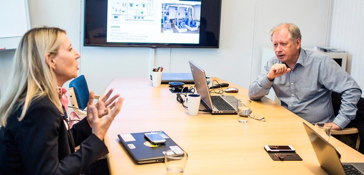 Sofia Tropé, forretningsutvikler innen IoT hos Telenor, diskuterer fremtidens vannovervåking med Dagfinn Sten, daglig leder hos IPJ./em›