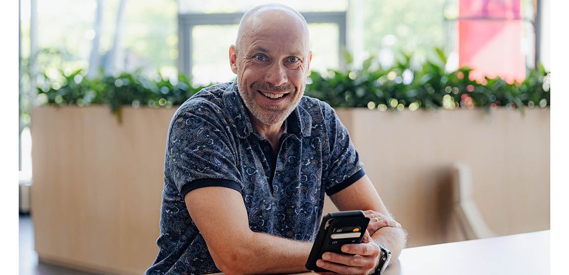 Vebjørn Rodal KAM i Telenor Bedrift holder mobil, gir tips til rett mobilabonnement for ansatte