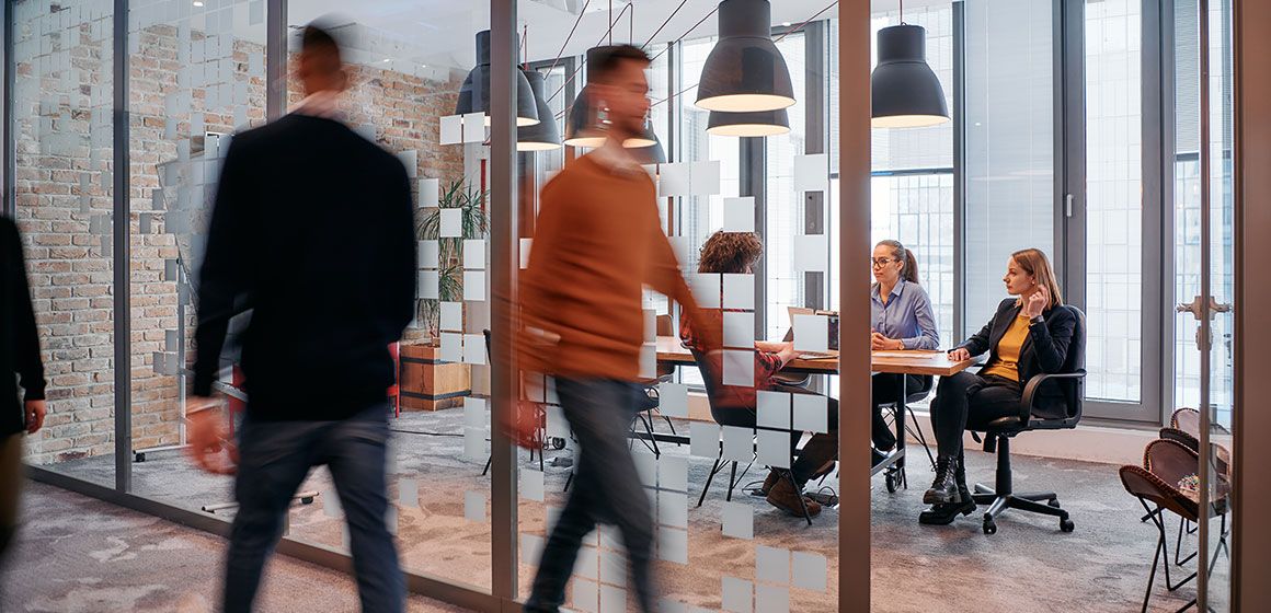 Moderne kontorlokale med glassvegger og møterom