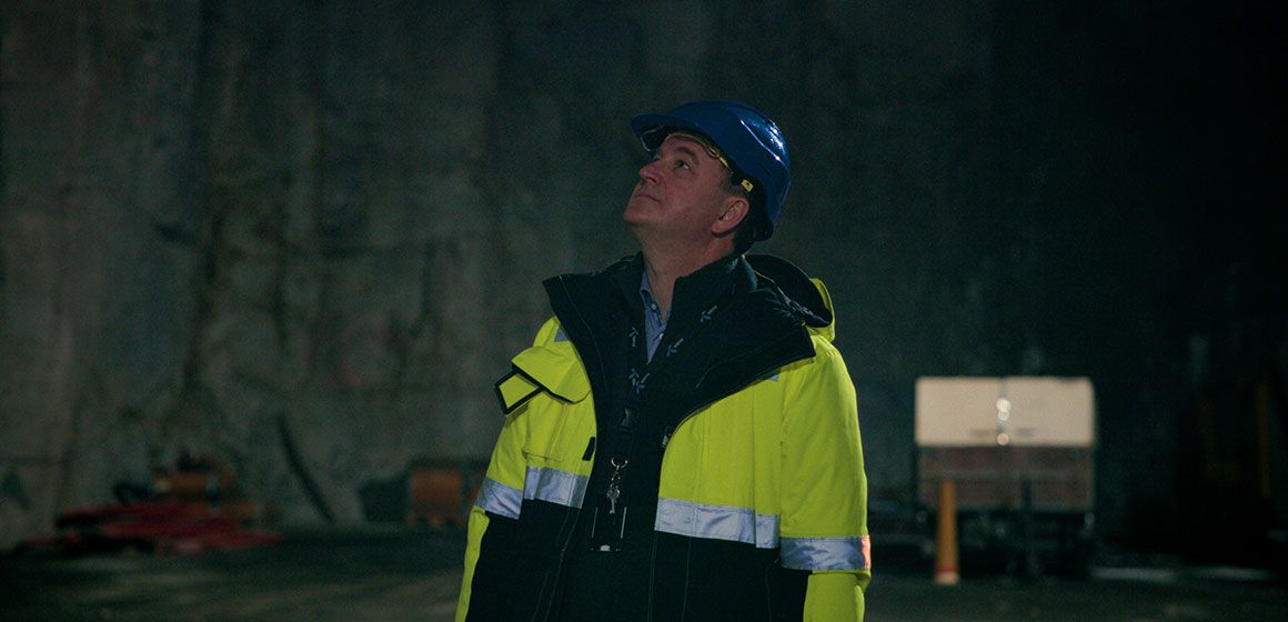 Person i beskyttelsesutstyr i industriell setting