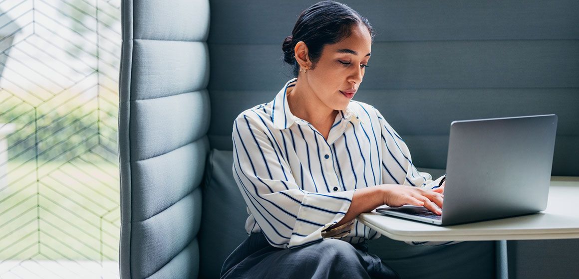 Person arbeider på laptop i et moderne beskyttet med passkeys