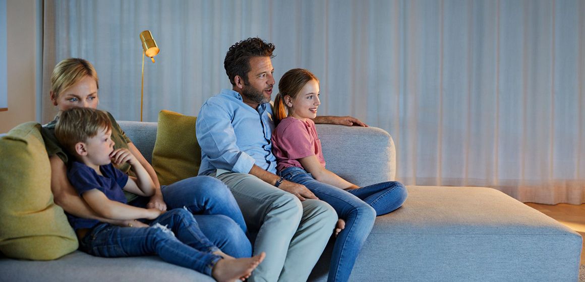 familie-ser-på-tv