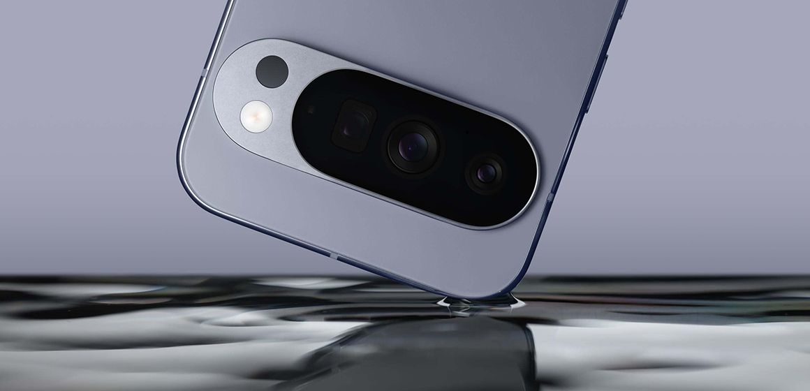 Nærbilde av kameraet på en Google Pixel 10 Pro som berører en vannflate
