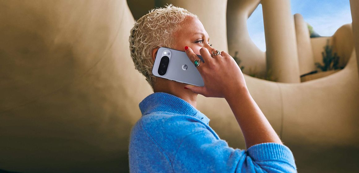 Dame som snakker i telefonen med en Pixel 10 Pro i fargen moonstone