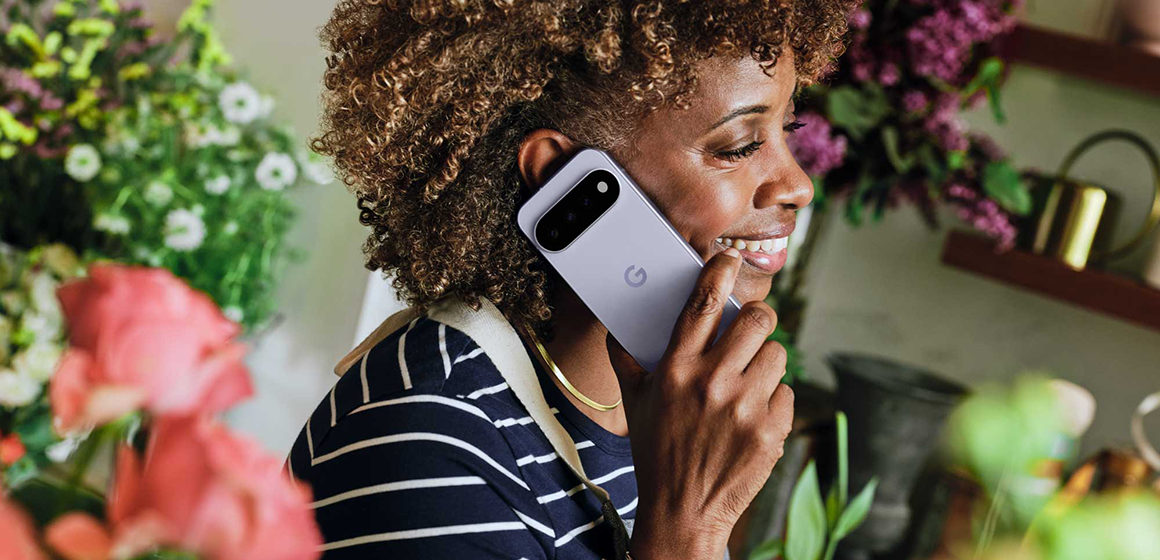 kvinne som jobber i en blomsterbutikk snakker i telefonen med pixel 11