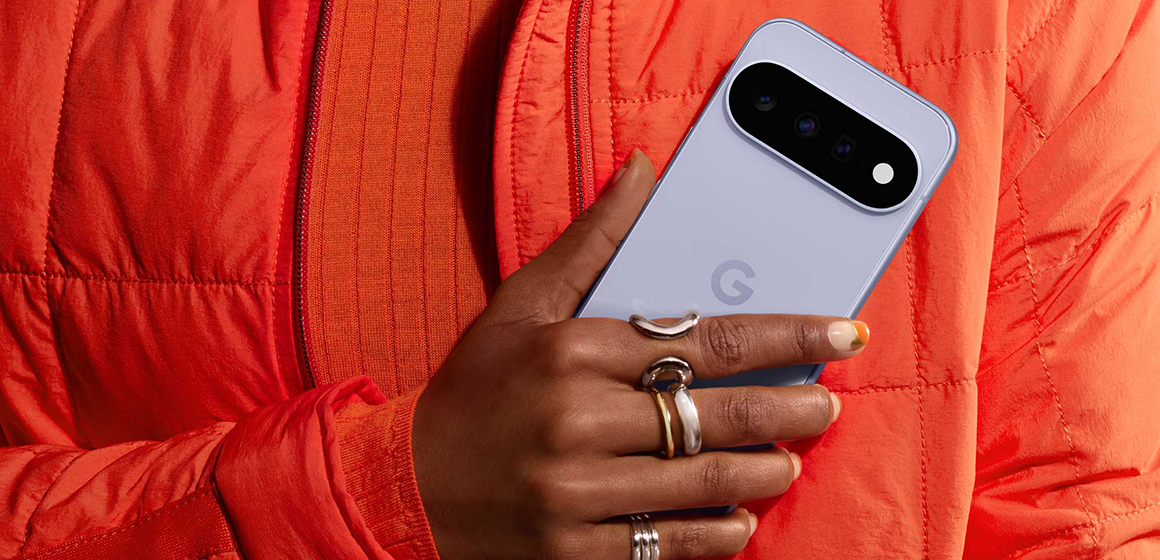 en hånd med ringer holder en pixel 11 i fargen frost