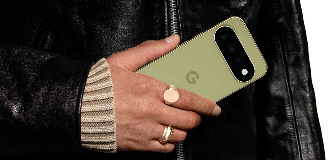 en dame holder pixel 11 i fargen pistachio