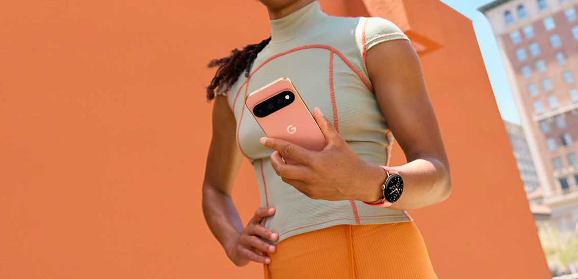en dame som holder en pixel 11 pro i fargen canyon