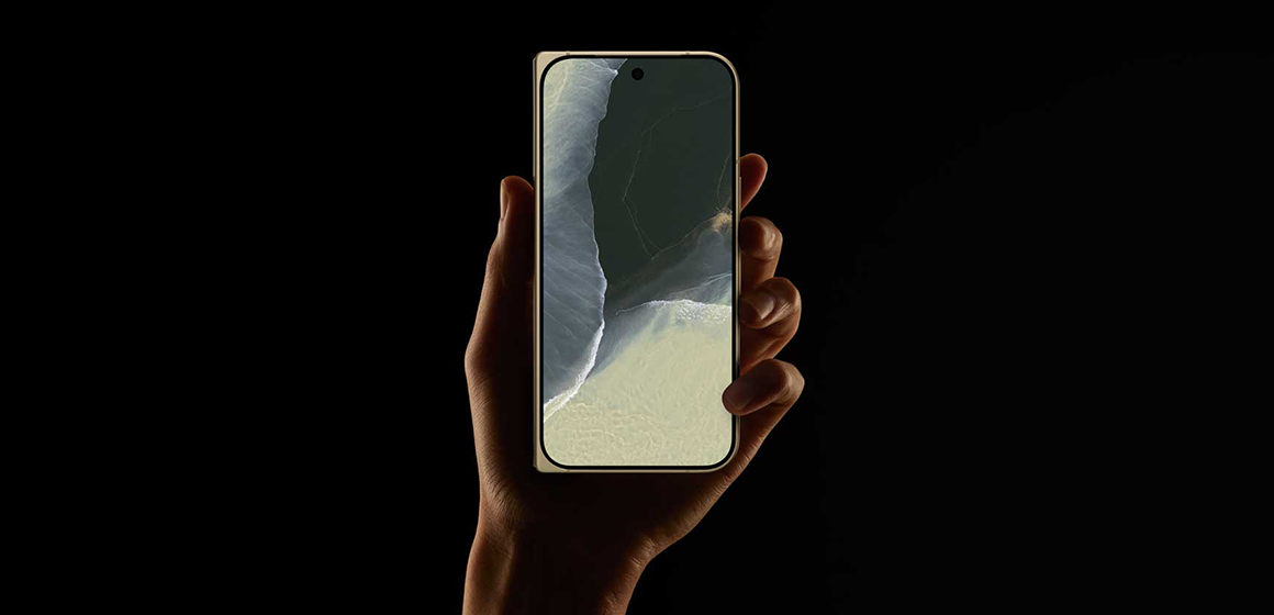 en hånd som holder pixel 11 pro fold i sammenbrettet modus