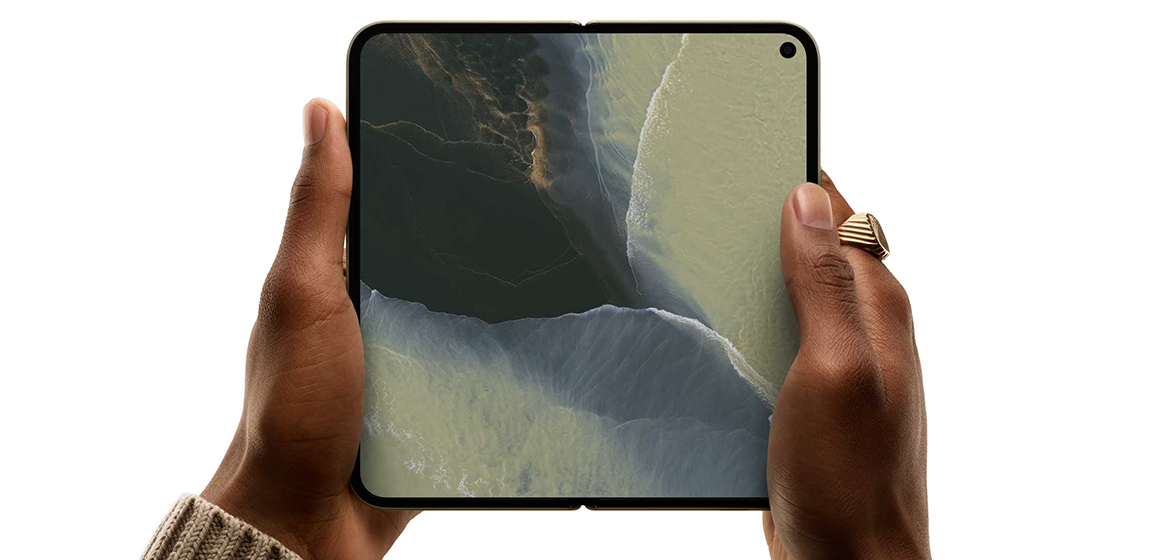 en mann som viser den store skjermen på nye pixel 11 pro fold