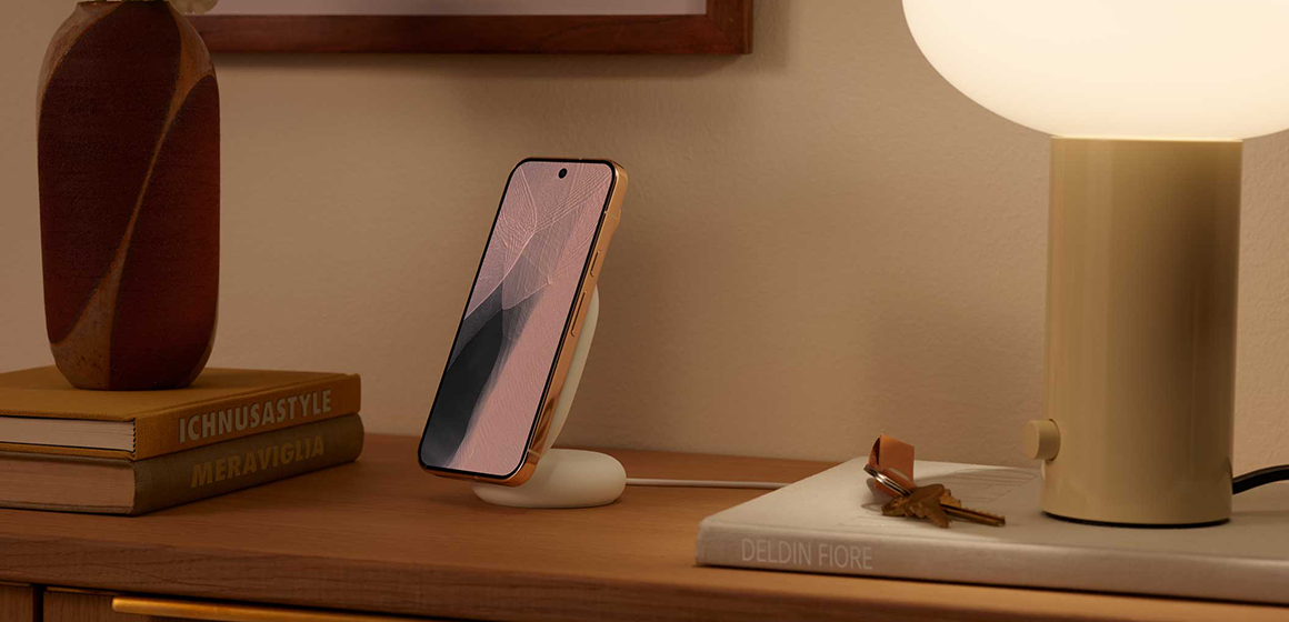 Pixel 11 Pro lades med en trådløs lader
