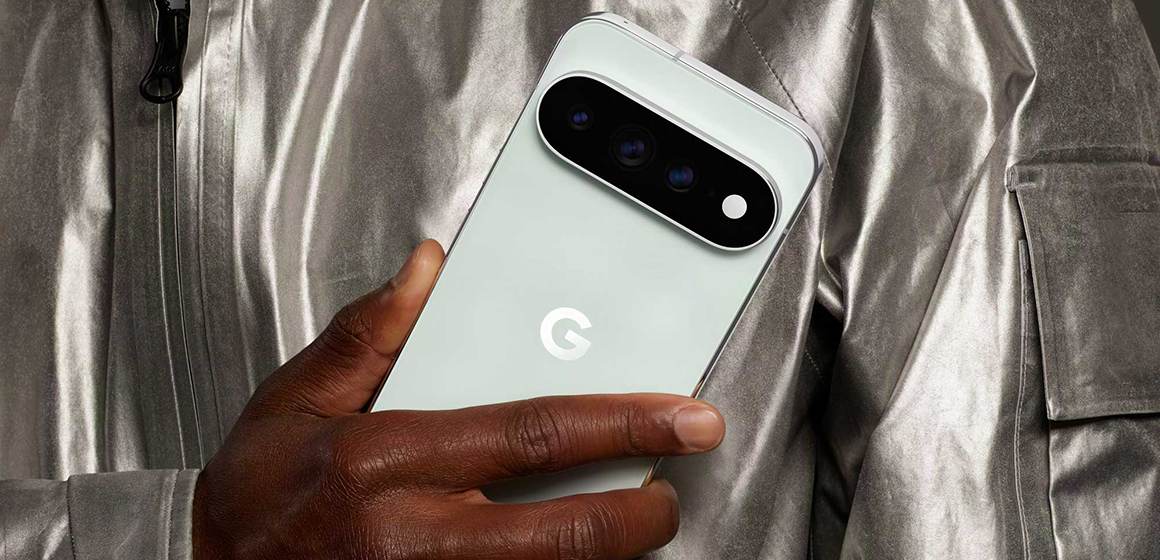 en mann som holder google pixel 11 pro xl i fargen fog