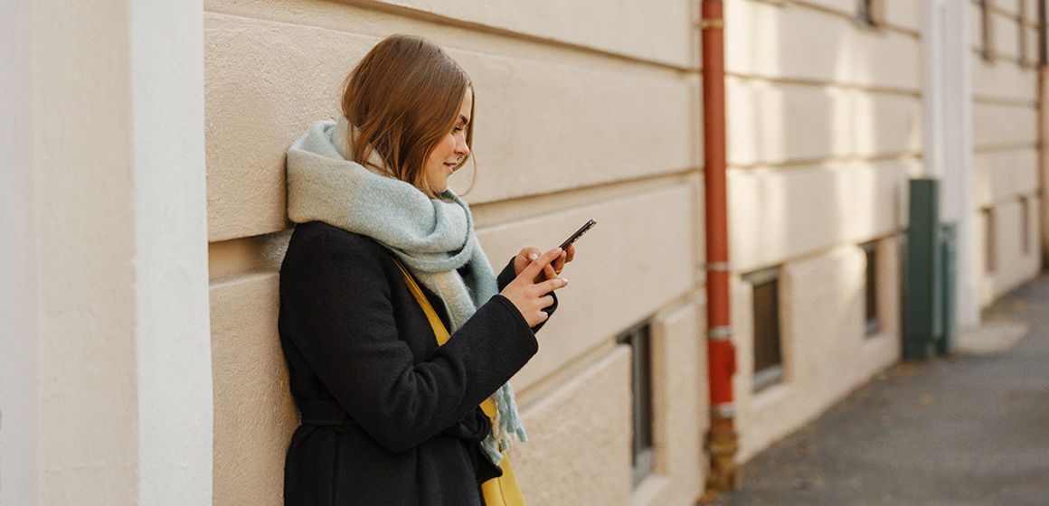 Dame med 5G-telefon