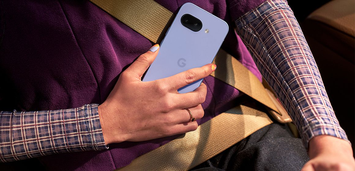 en dame med smarttelefonen pixel 9a i hånden