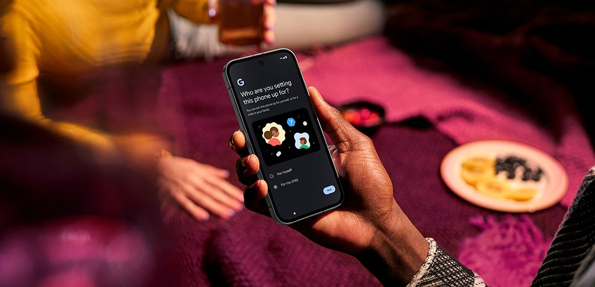 en mann som setter opp sin nye mobiltelefon pixel 9a