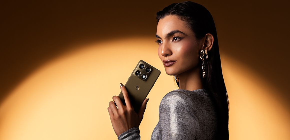 en dame som poserer med motorola signature i hånden