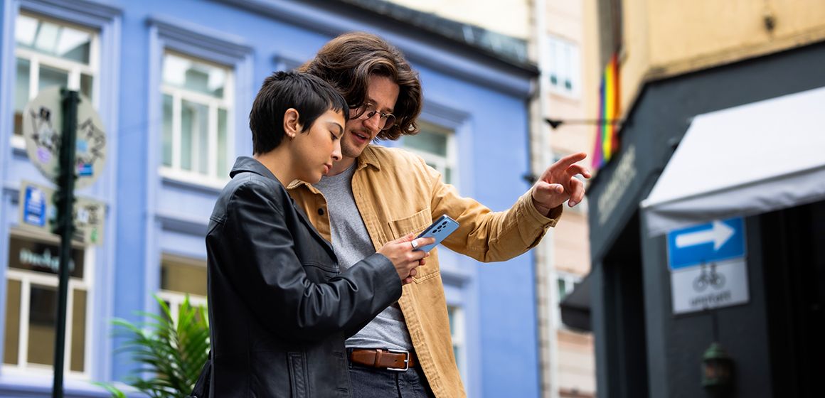 Mann og dame ser på mobilen og prøver å finne riktig retning