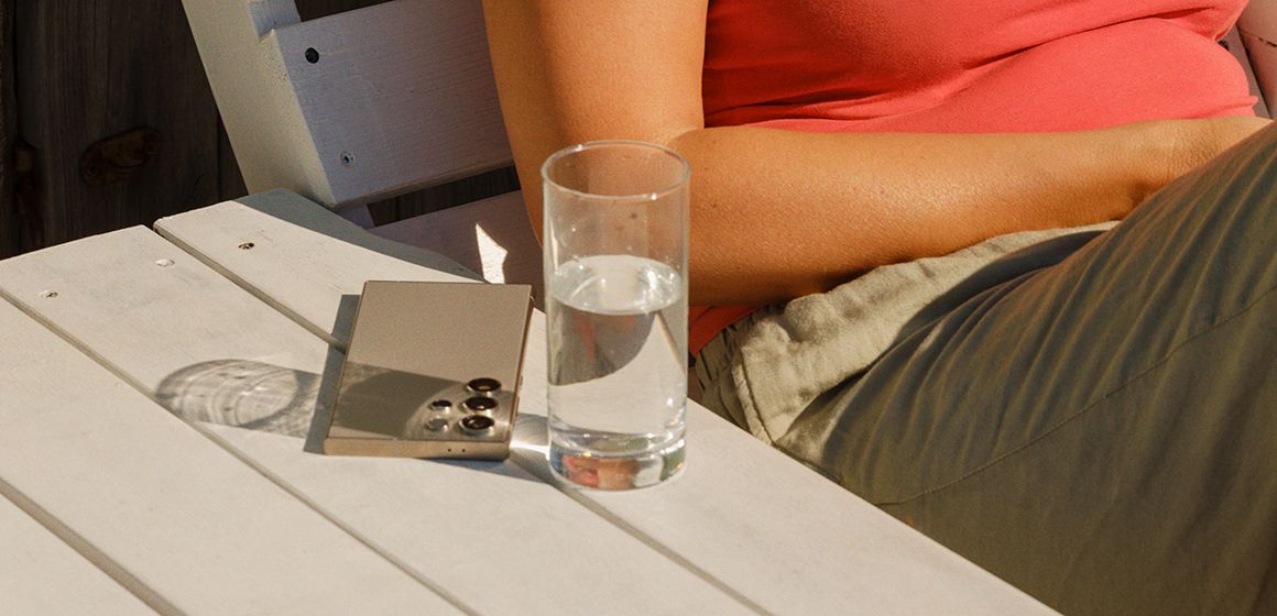 Mobilen ligger på et bord i sommervarmen
