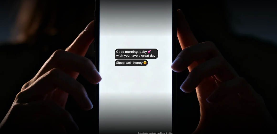 To hender holder en mobiltelefon med meldinger på skjermen