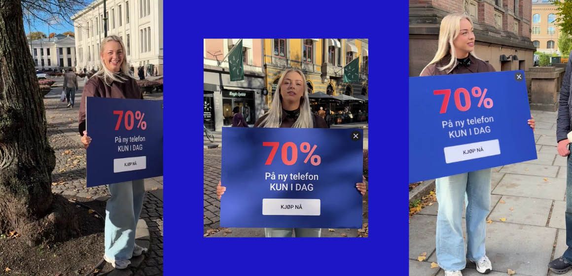 To personer iført vinterklær ser på en mobiltelefon