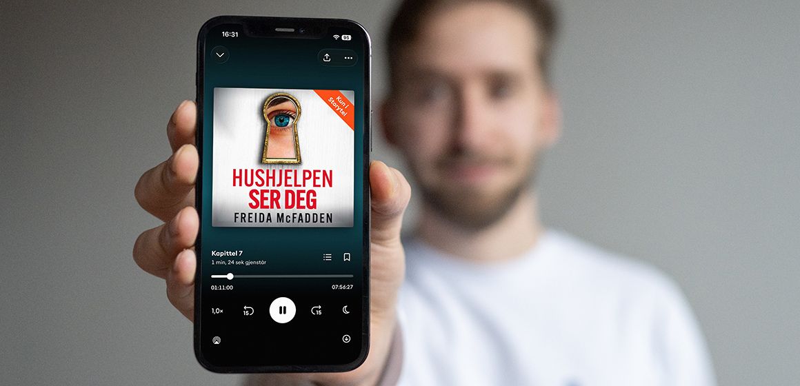 Bilde av en mann med mobil som spiller av Storytel. Velg Storytel.