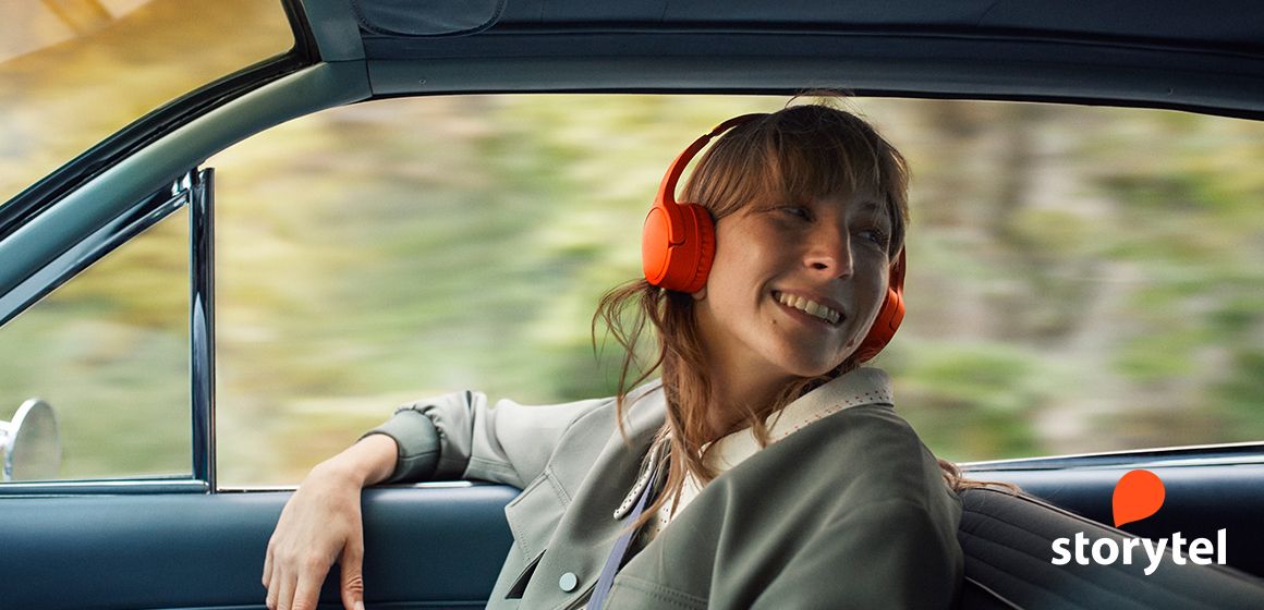 Bilde av en dame med hodetelefoner. Velg Storytel.