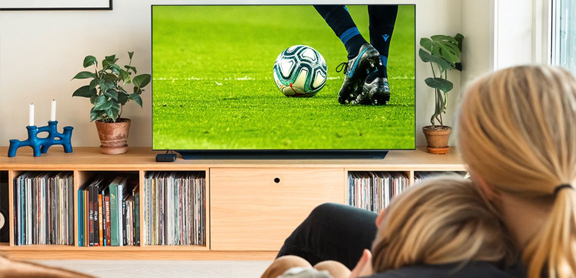 Bilde av en familie som ser på sport, en del av månedens streamix. 