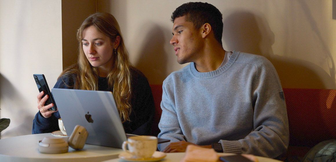 5G-opplevelsen er perfekt for studentene som sitter på kafe.