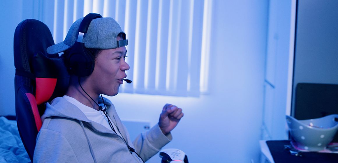 Person med headsett spiller dataspill