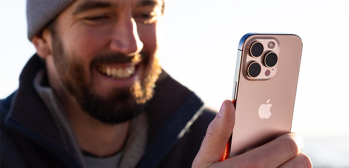 Mann som facetimer på en iphone 16 pro i sandfarget titan