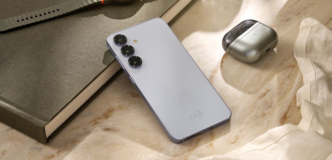 baksiden av samsung galaxy s25 med tre kameralinser