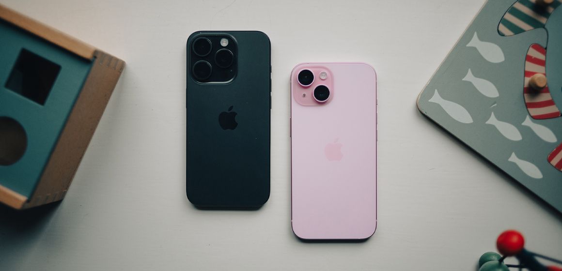 baksiden på iphone 15 pro og iphone 15