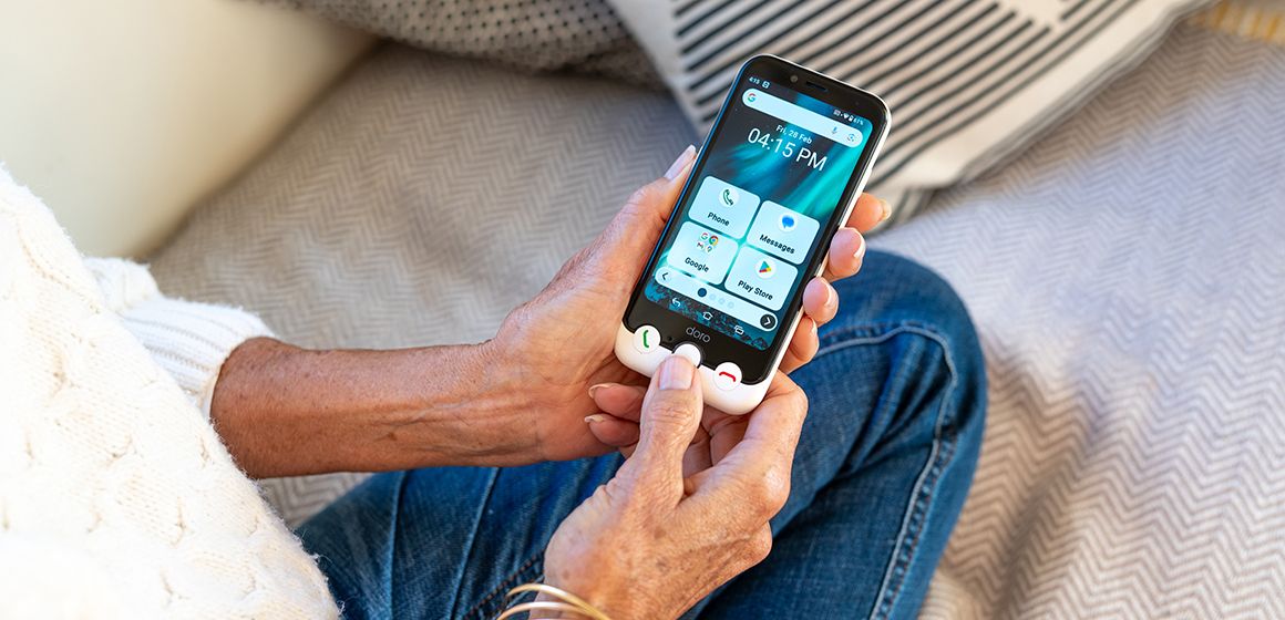 Person bruker brukervennlig mobil til eldre