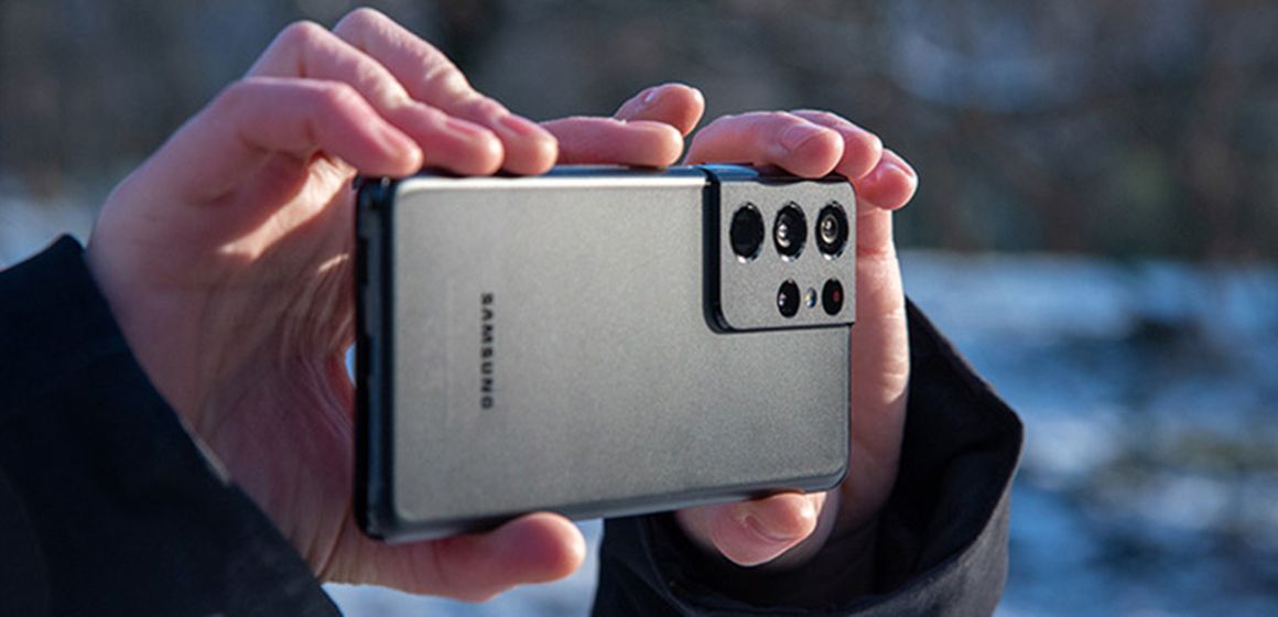 mann som tar bilde med galaxy s21 ultra