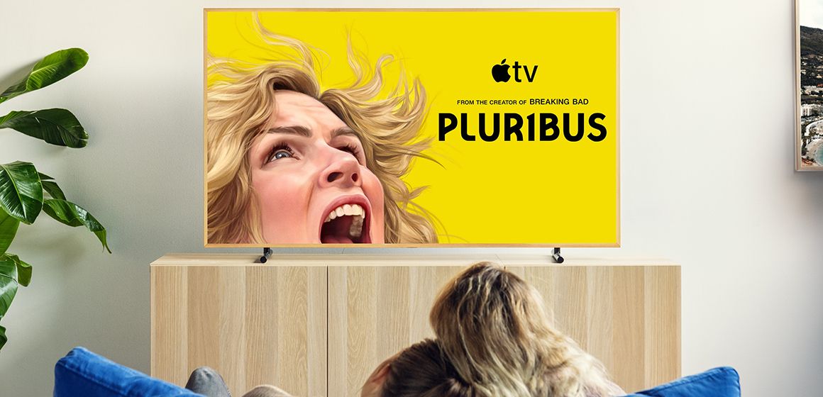 Bilde av en familie som har husket å aktivere Apple TV i T-We, slik at de kan strømme filmer og serier der.