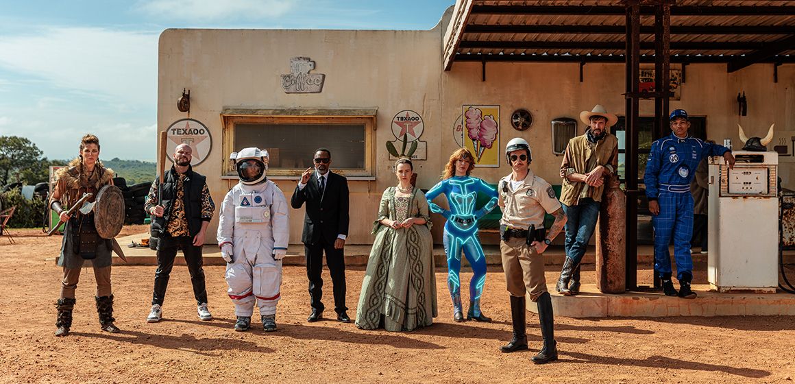 Streamix: Et bilde av ulike karakterer foran en bensinstasjon.